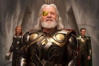 A frente, Odin, a esquerda Thor e a direita Loki